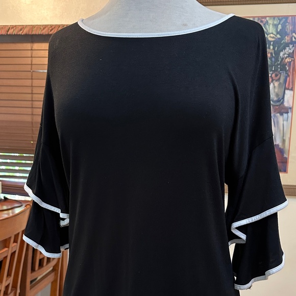 Cable & Gauge Black Top w/ White Trim and Ruffle Sleeves Size Medium - Picture 2 of 8